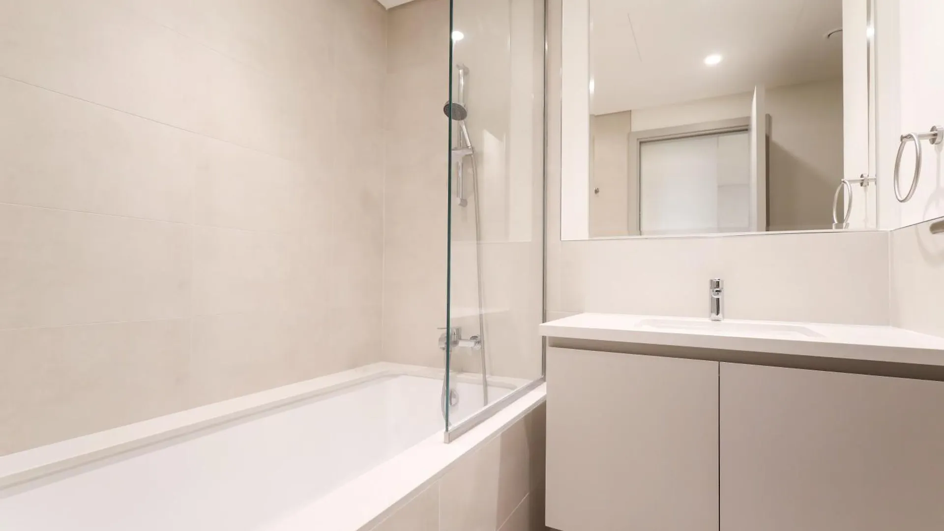 Elite Lux Holiday Homes - Dubai Creek Oasis: 2Br Luxe W Burj View Birleşik Arap Emirlikleri