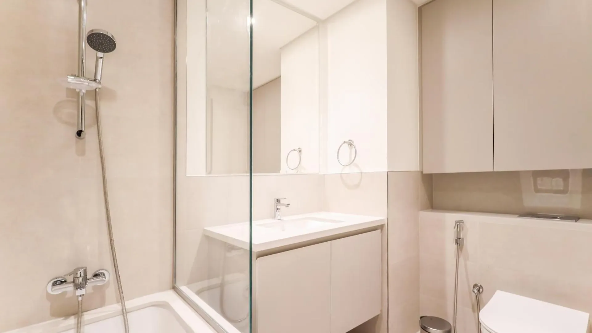 Elite Lux Holiday Homes - Dubai Creek Oasis: 2Br Luxe W Burj View 0*,  United Arab Emirates