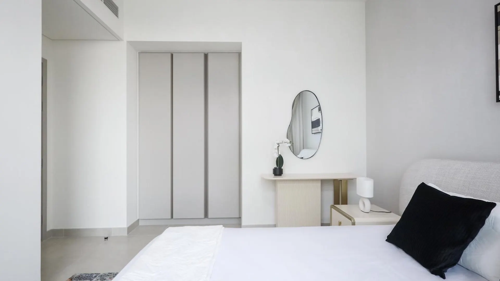 Elite Lux Holiday Homes - Dubai Creek Oasis: 2Br Luxe W Burj View