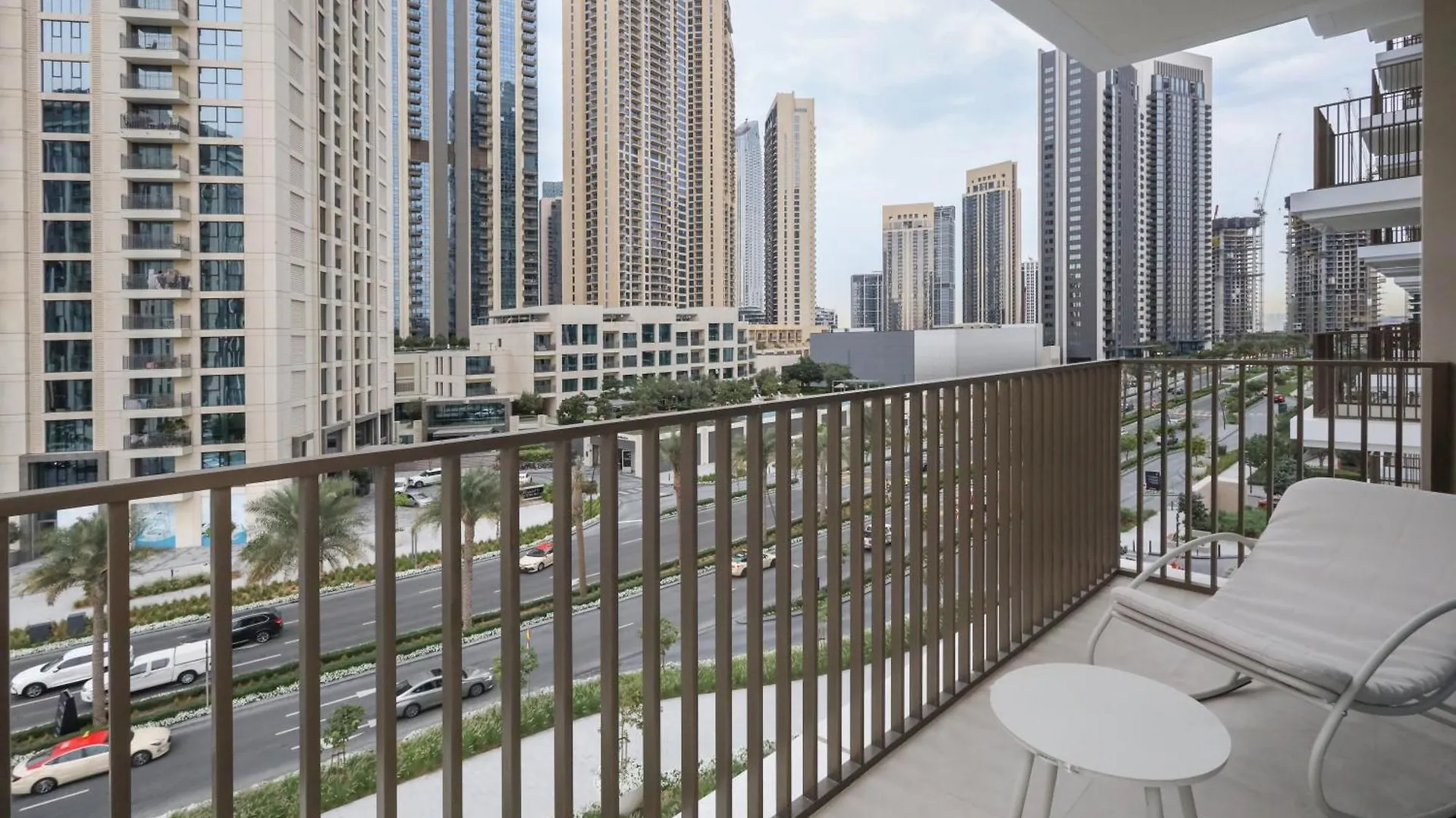 Elite Lux Holiday Homes - Dubai Creek Oasis: 2Br Luxe W Burj View Apartment